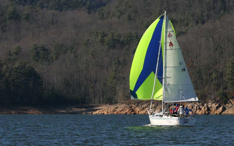 Catalina 270 sailing under spinnaker